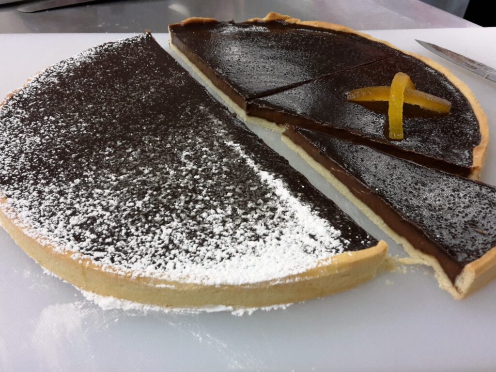 Surpreenda-se com essa fácil torta de chocolate amargo