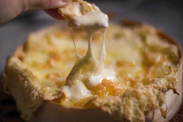 Surpreenda-se com esse fácil fondue de queijo ao forno