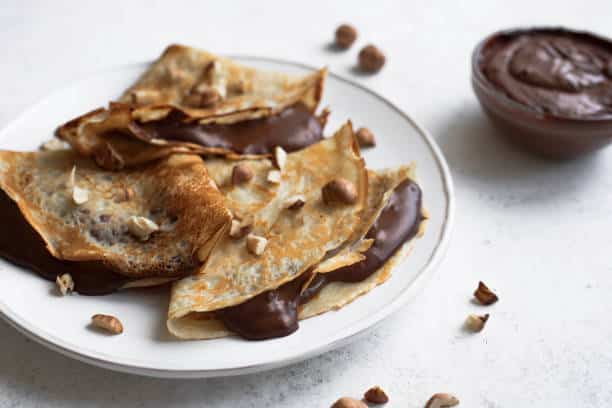 Saboreie esse delicioso crepe com brigadeiro