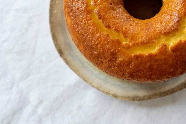 Experimente esse gostoso bolo de laranja e coco
