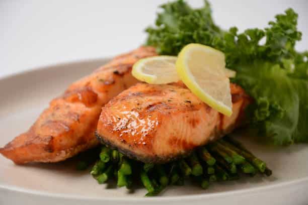 Faça esse gostoso salmão com vinagre e laranja