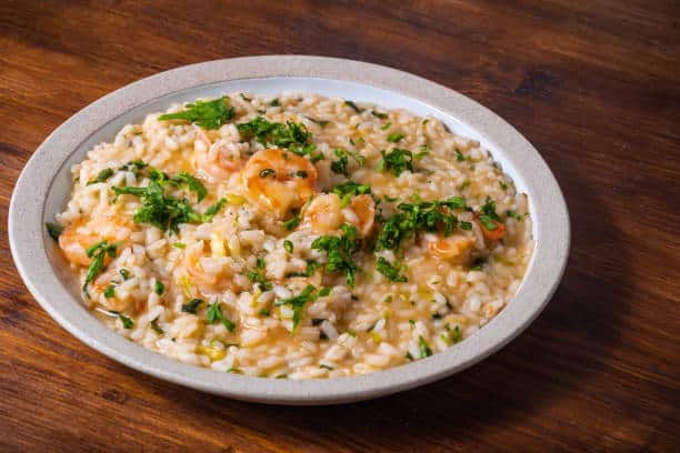 Faça esse fácil risoto de camarão com agrião