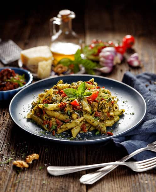 Faça esse fácil macarrão com frango e legumes