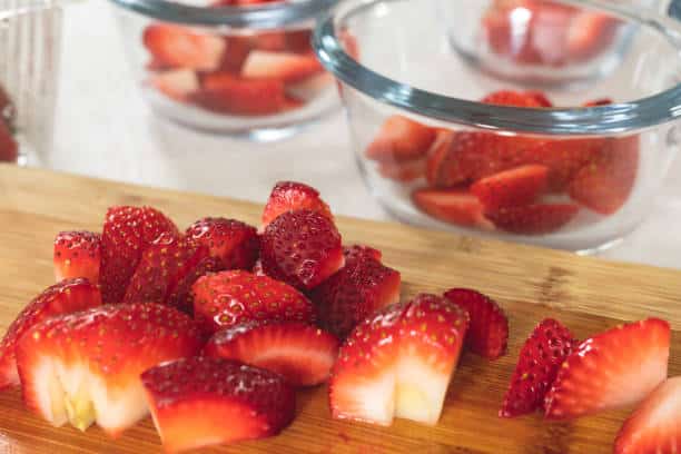 Faça esses fáceis morangos com gelatina de limão