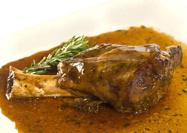 Saboreie esse fácil carneiro ao alho e mostarda