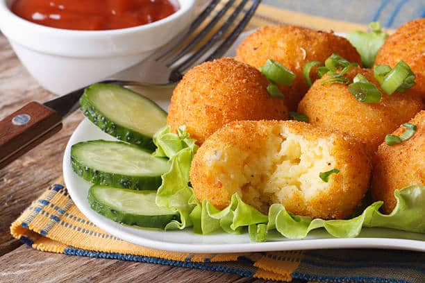 Prepare esse gostoso bolinho de camarão