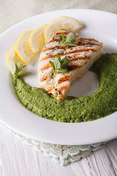 Faça esse rápido peixe com manteiga temperada