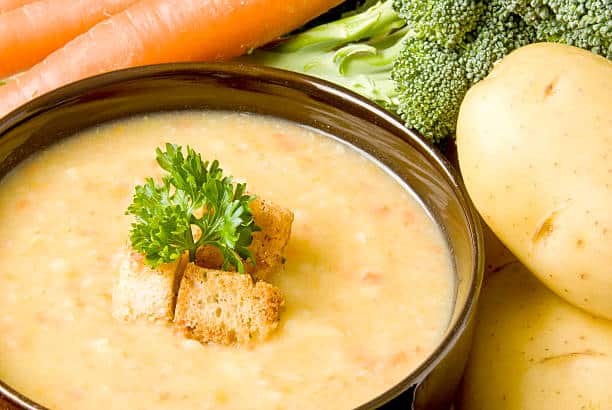 Faça essa prática sopa de batata com legumes