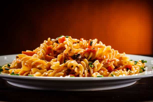Faça hoje esse incrível macarrão com pimentão